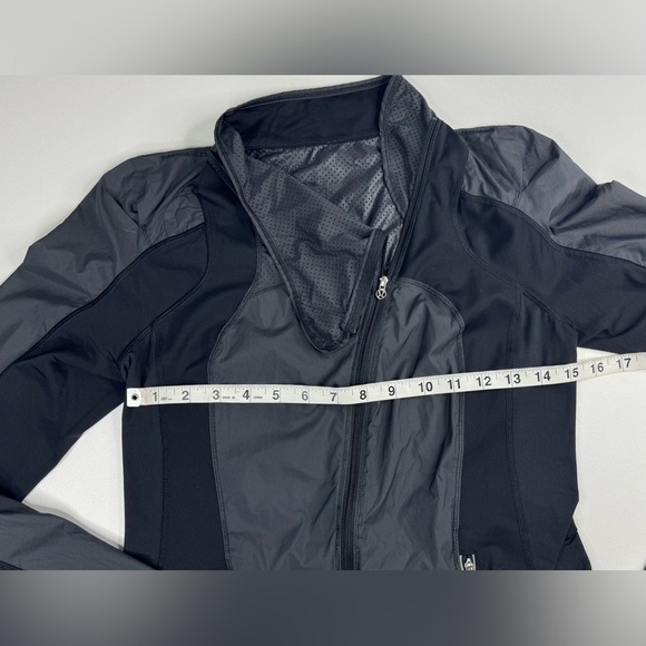 Lululemon Presta Asymmetric Zipper Packable Shirket Running Jacket Size 6 - Picture 5 of 13